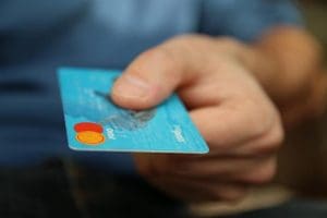 carte bancaire en main