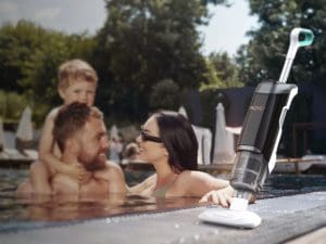 famille dans piscine
