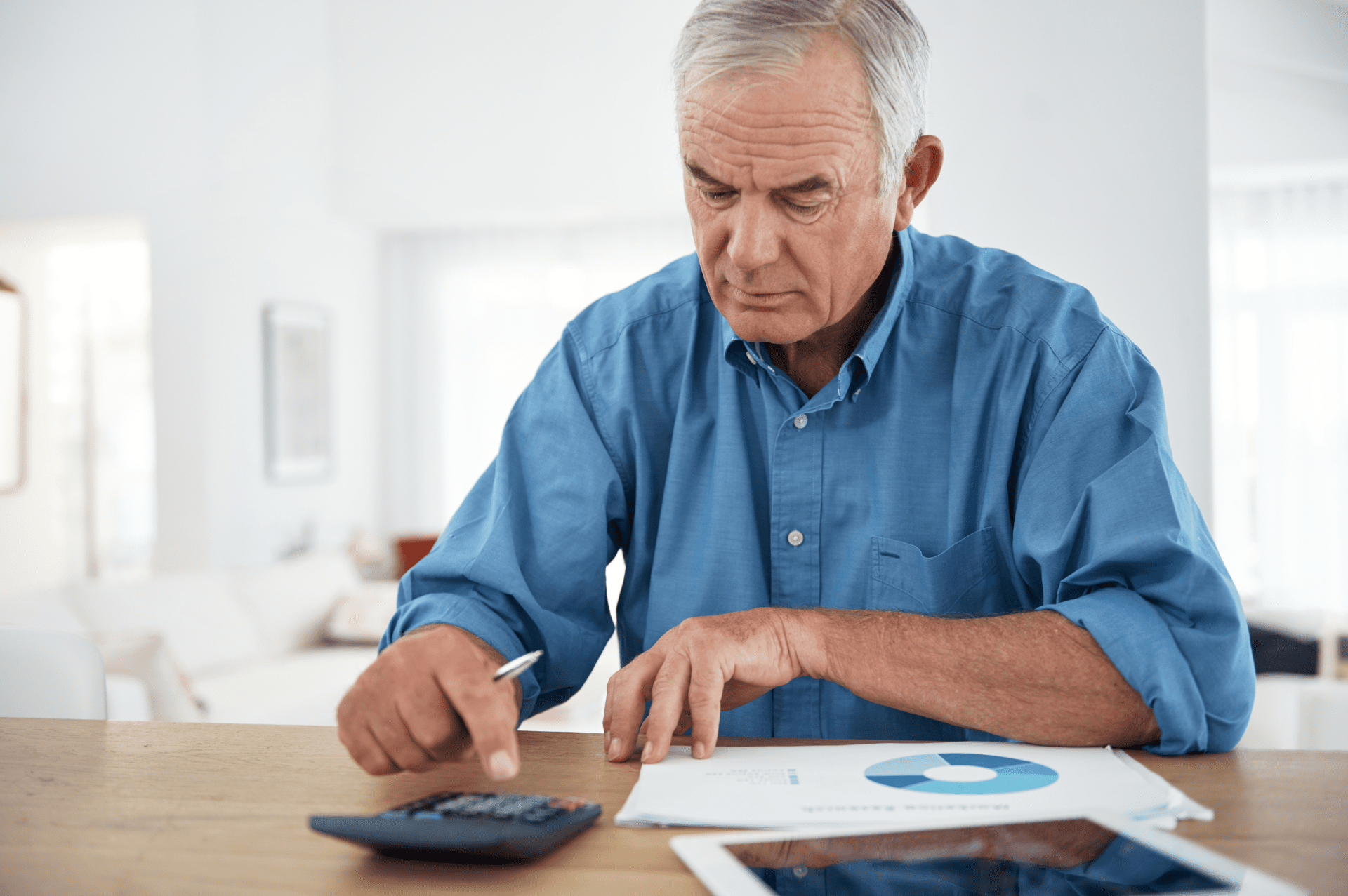 homme mature calculatrice