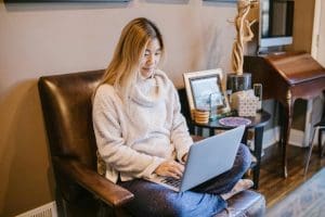femme travaille ordinateur