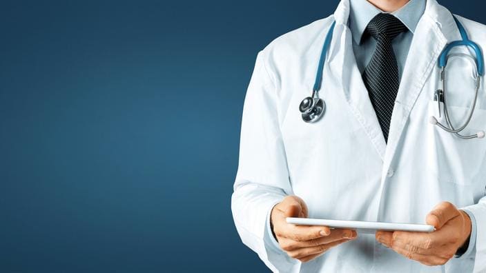 « ChatGPT surpasserait 99 % des médecins ? » : pourquoi l&rsquo;affirmation de Marc Andreessen manque de preuves solides