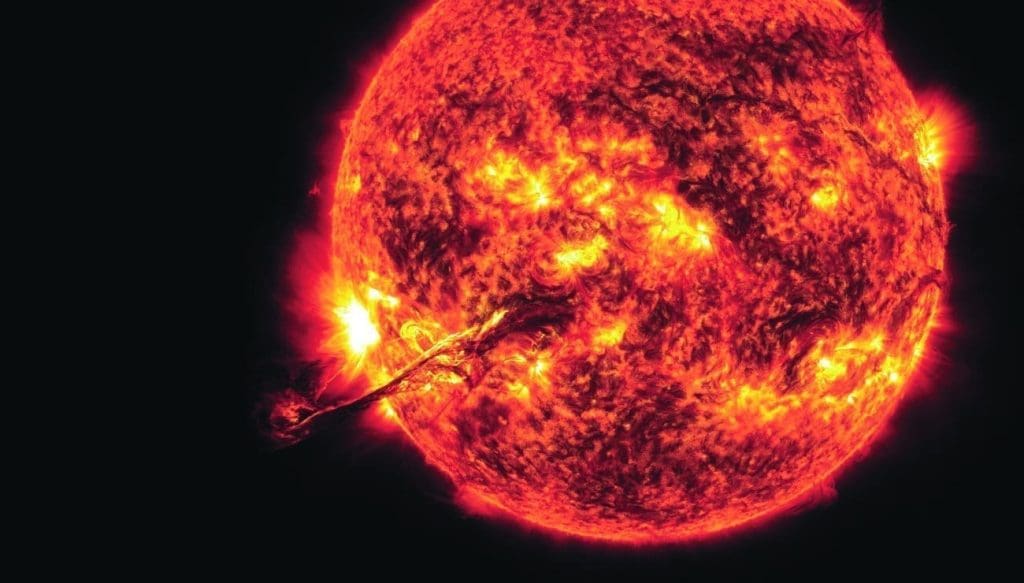 Une phénoménale éruption de plasma cosmique se dirige vers la Terre