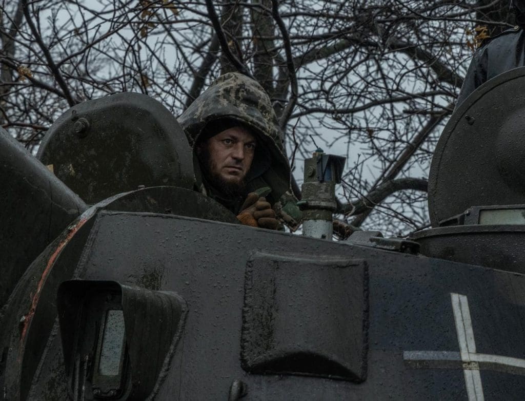 Un MacBook Air arrête un éclat d&rsquo;obus et continue de tourner : l&rsquo;incroyable histoire d&rsquo;un soldat ukrainien qui fascine le web