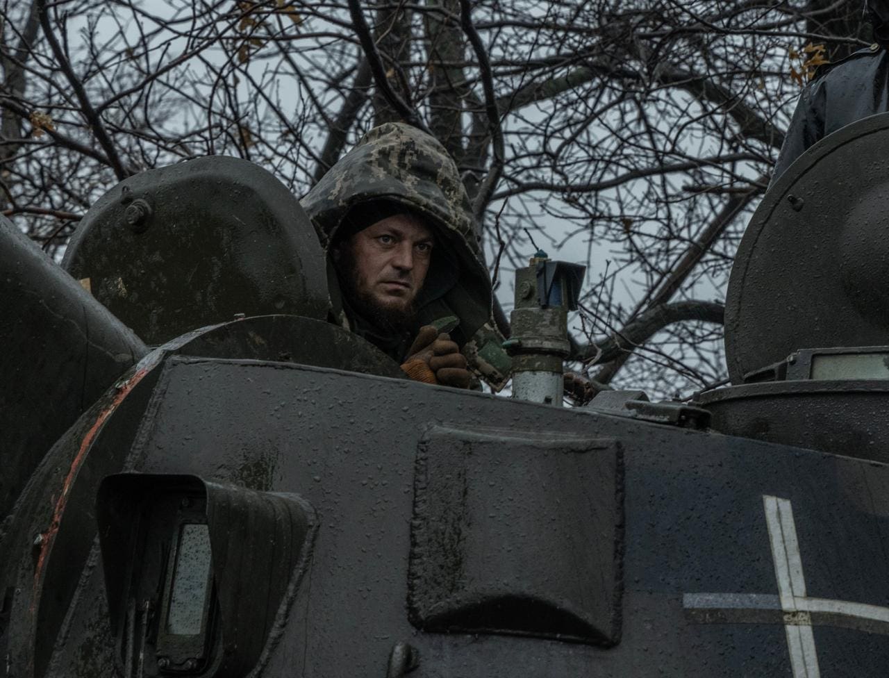 découvrez l'incroyable histoire d'un soldat ukrainien dont le macbook air a survécu à un éclat d'obus, symbolisant la résilience et la technologie en temps de guerre.