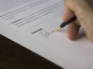 Statuts d'une association loi 1901 posés sur un bureau avant signature par les membres fondateurs