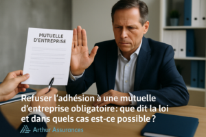 Employeur remettant une note d'information sur la complémentaire santé collective à un salarié
