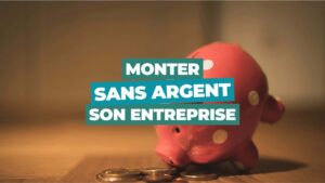 Porteur de projet préparant la création de son entreprise sans apport à son bureau avec un carnet et un ordinateur