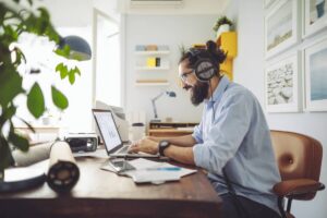 Espace de travail avec un ordinateur ouvert sur un blog de perspectives en communication