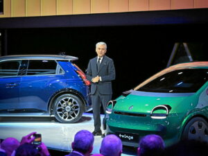 Véhicules de deux constructeurs côte à côte illustrant l'alliance Renault Nissan