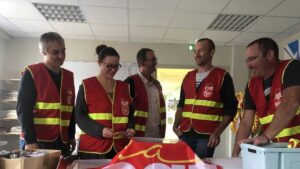 Élus d'un comité social et économique réunis sur un site industriel à Brest