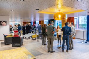 Participants échangeant lors d'un événement professionnel