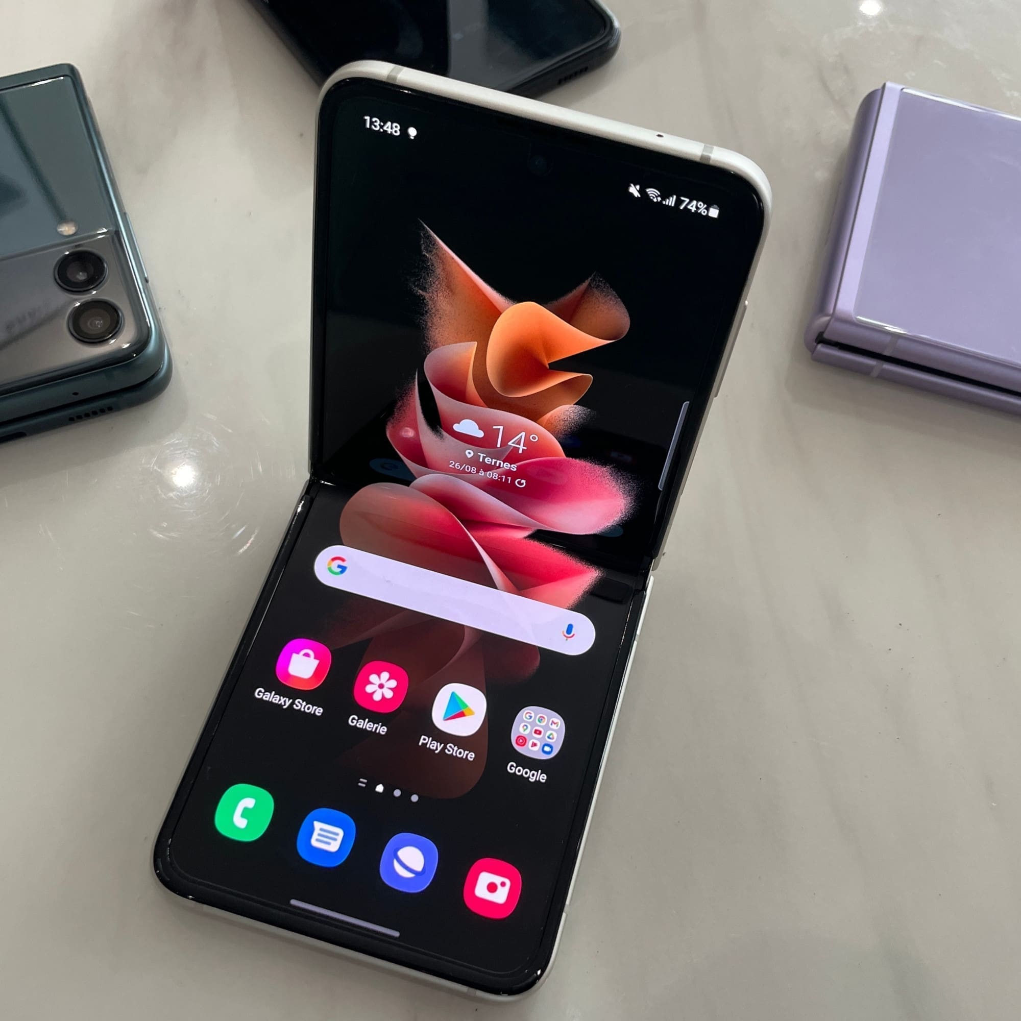 découvrez le nouveau samsung flex, le smartphone pliable conçu pour les gamers. profitez d'une expérience de jeu immersive grâce à son écran flexible et ses performances puissantes. emportez votre univers de jeu partout avec vous et vivez des moments inoubliables sur mobile.