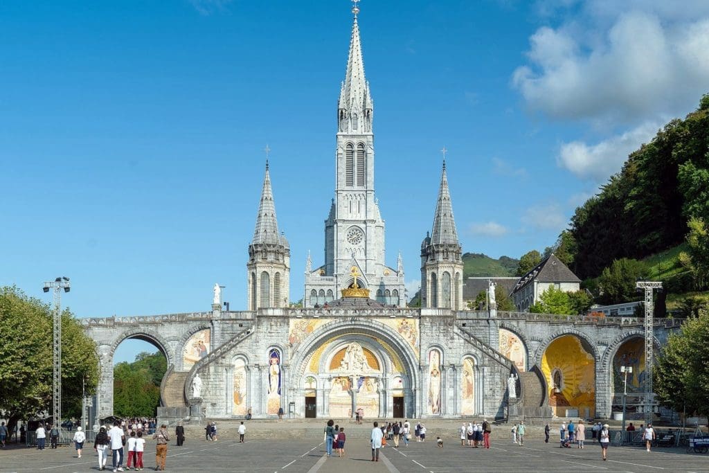 Trouver le Meilleur Stationnement à Lourdes : Conseils et Astuces pour les Pèlerins et Touristes