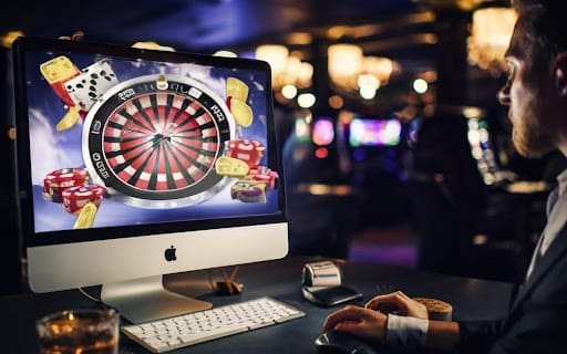 un homme joue dans un casino